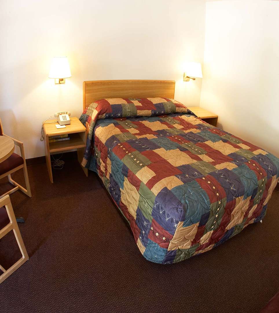 WELL-APPOINTED GUESTROOMS FOR BUSINESS AND LEISURE TRAVEL AT  E-Z 8 Motel Phoenix Airporter